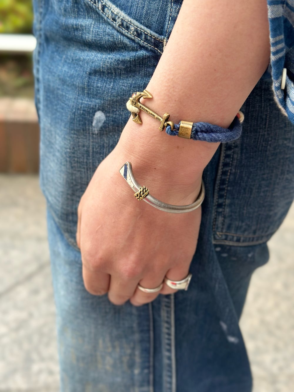 ブルー系のトップス、ブルー系のTシャツ/カットソー、ブルー系のデニムパンツを着用したメンズの夏コーディネートの5枚目の写真