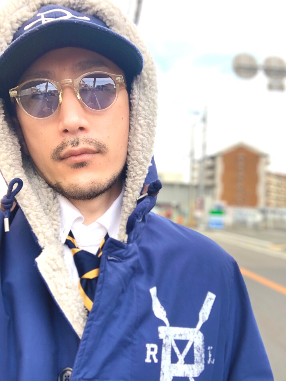 ホワイト系のシャツ/ブラウス、イエロー系のネクタイ、グレー系のパンツを着用したメンズの冬コーディネートの5枚目の写真