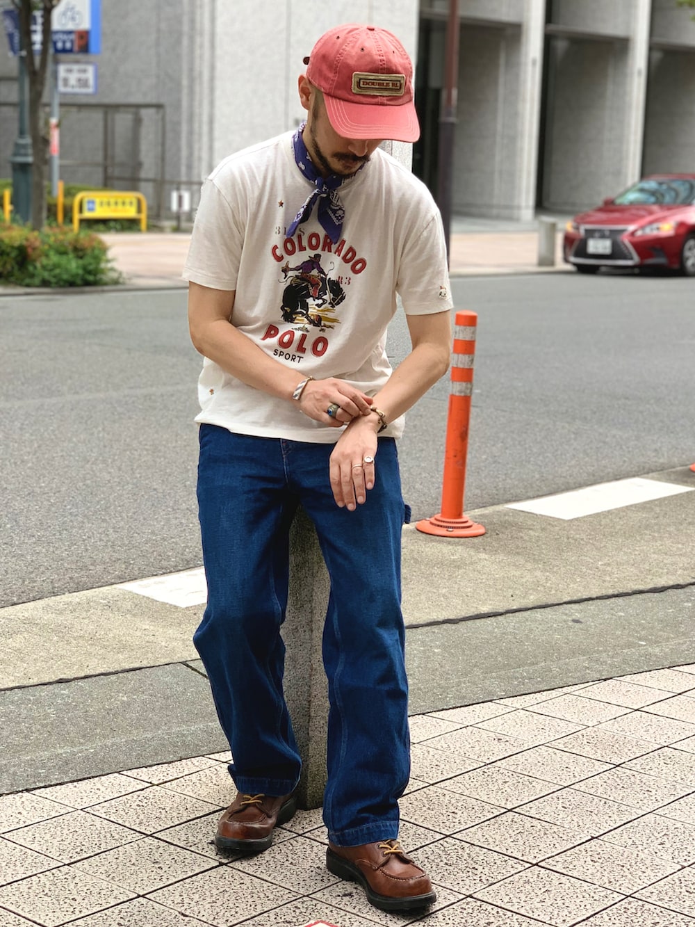 ホワイト系のTシャツ/カットソー、ブルー系のデニムパンツ、ブラウン系のブーツを着用したメンズの夏コーディネートの3枚目の写真