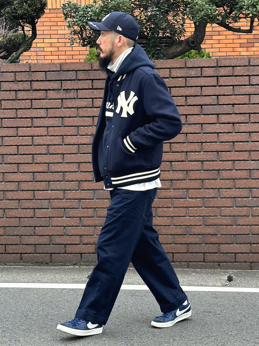 ブルー系のパーカー、ブルー系のスタジャン、ブルー系のその他パンツを着用したメンズの冬コーディネートの2枚目の写真