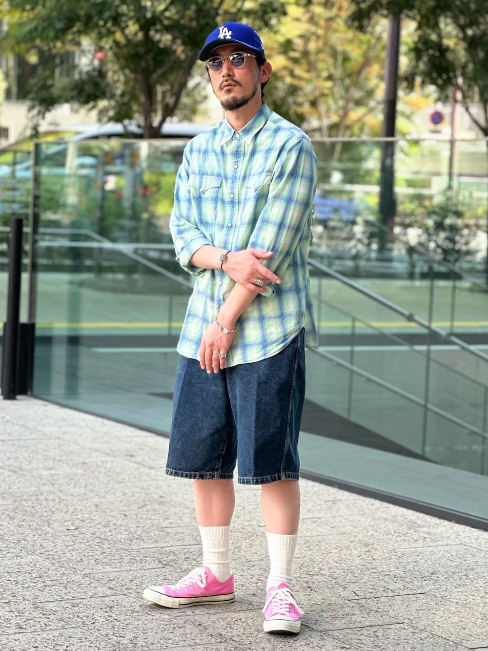 ピンク系のスニーカー、その他のシャツ/ブラウス、ブルー系のパンツを着用したメンズの夏コーディネートの2枚目の写真