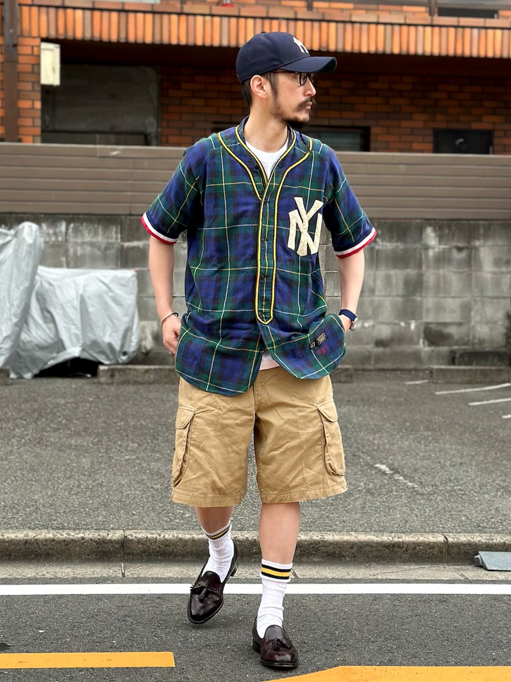 その他のトップス、ベージュ系のその他パンツ、レッド系のローファーを着用したメンズの夏コーディネートの2枚目の写真