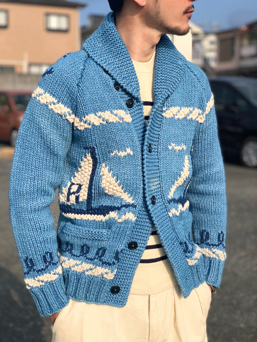 ホワイト系のニット/セーター、ブルー系のカーディガン/ボレロ、ベージュ系のその他パンツを着用したメンズの春コーディネートの2枚目の写真