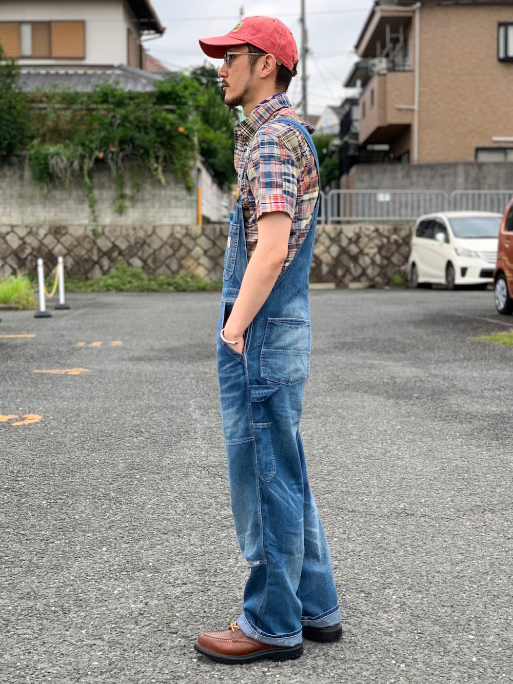 ブルー系のシャツ/ブラウス、ブルー系のサロペット/オーバーオール、ブラウン系のブーツを着用したメンズの夏コーディネートの4枚目の写真