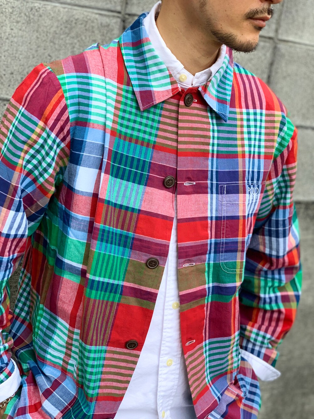 ホワイト系のシャツ/ブラウス、その他のシャツ/ブラウス、ブルー系のその他パンツを着用したメンズの春コーディネートの2枚目の写真