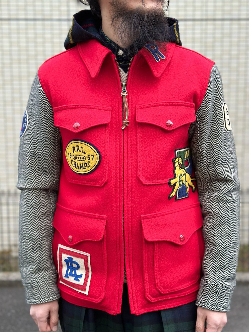 「チェック、ラルフローレン、Polo Ralph Lauren、ハンティングジャケット、ミリタリー、ブラックウォッチ、タータンチェック、タックパンツ、tricker's、パーティースタイル、ツイード、メダリオン、アメトラ、ヒゲ、休日コーデ」｜「POLO RALPH LAURENのクラシック フィット プラッド オックスフォード シャツ（シャツ/ブラウス、その他）」を使った、 $hinih$さん（メンズ・173cm）の冬コーディネートの4枚目の写真