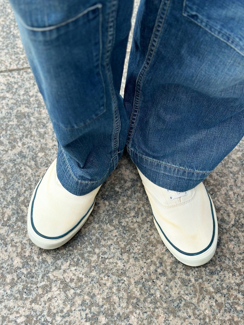 ブルー系のトップス、ブルー系のTシャツ/カットソー、ブルー系のデニムパンツを着用したメンズの夏コーディネートの4枚目の写真