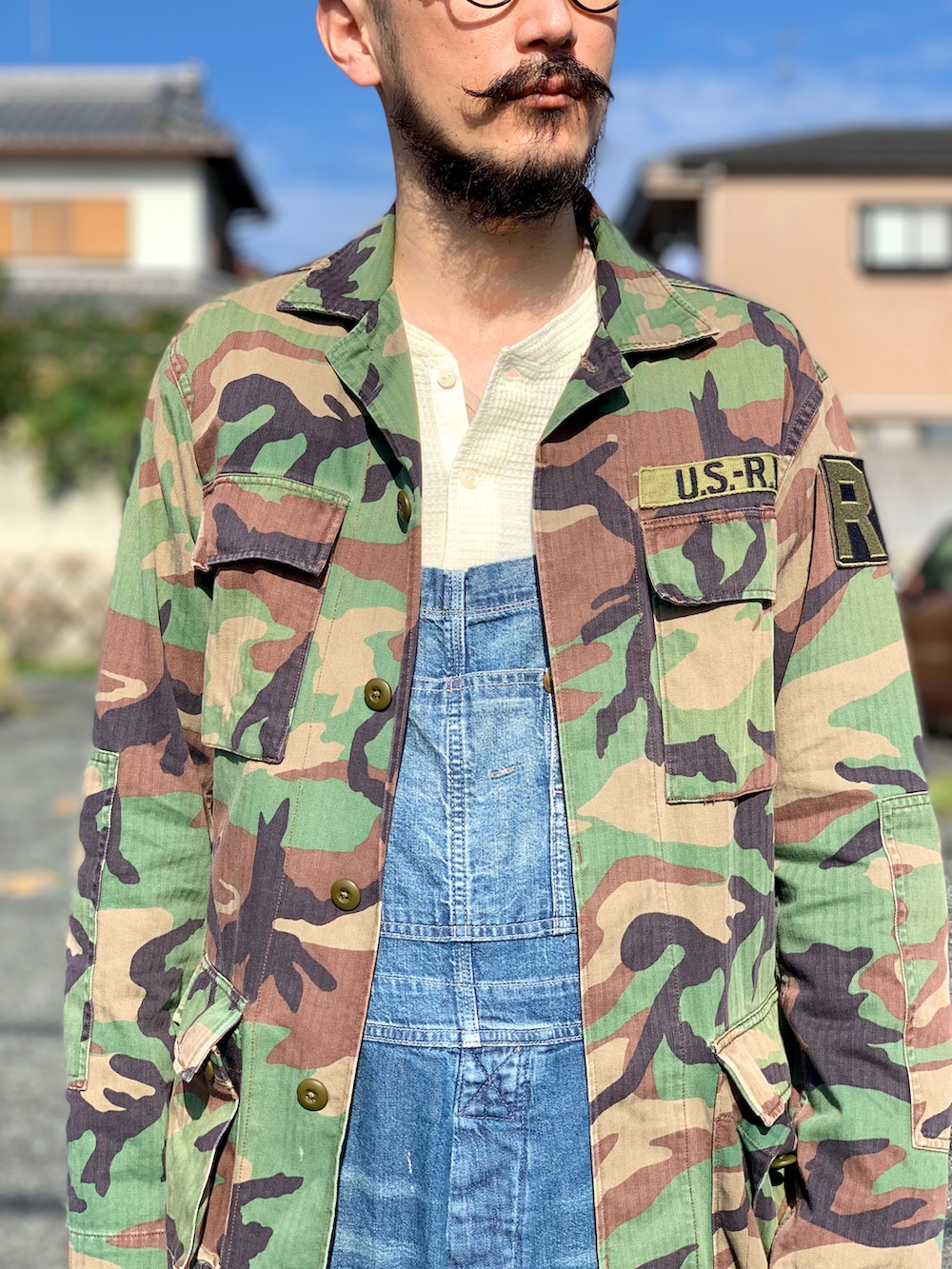 ホワイト系のTシャツ/カットソー、その他のシャツ/ブラウス、ブルー系のサロペット/オーバーオールを着用したメンズの秋コーディネートの2枚目の写真