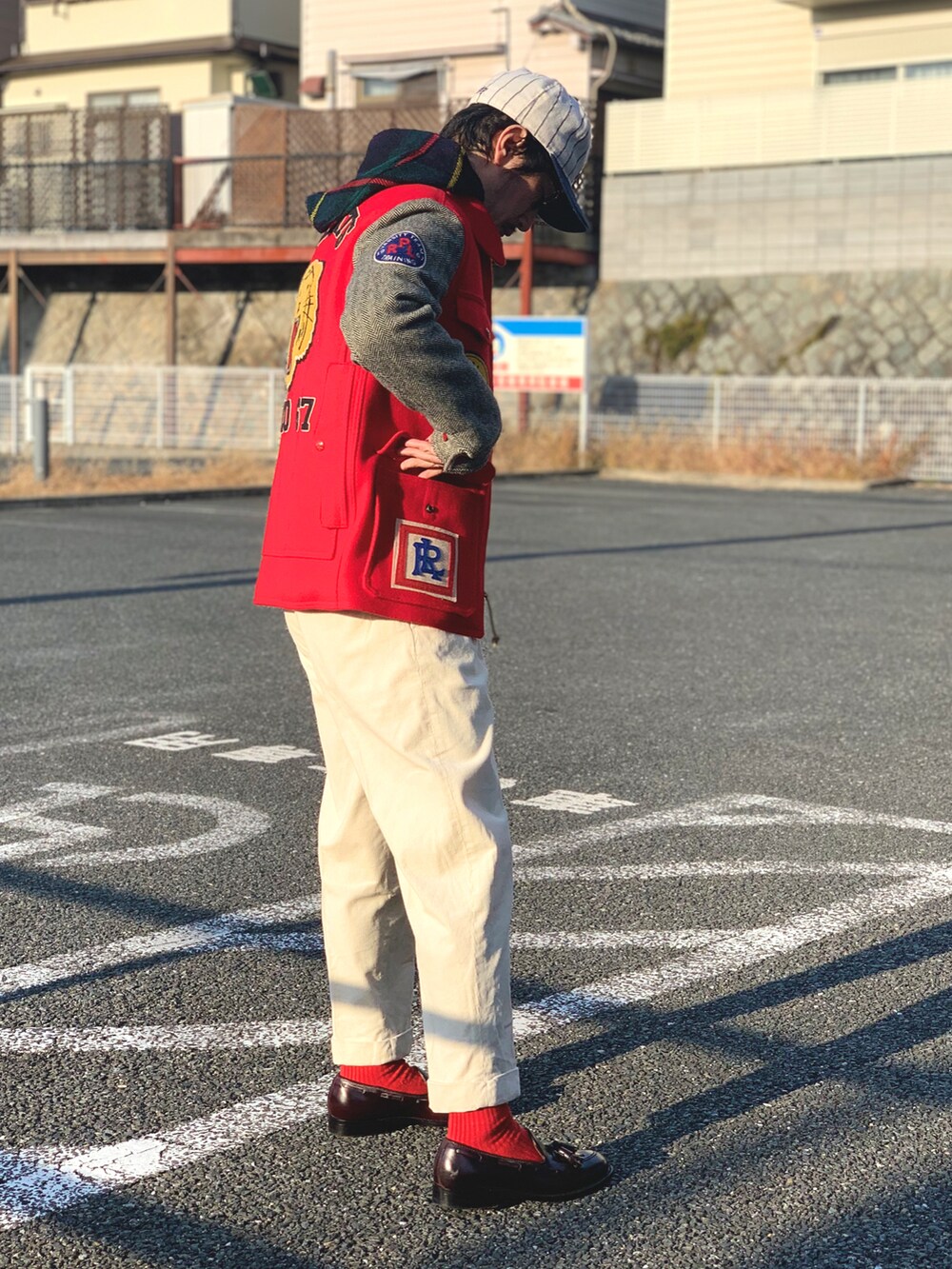 グリーン系のシャツ/ブラウス、ブルー系のニット/セーター、レッド系のジャケット/アウターを着用したメンズの冬コーディネートの4枚目の写真