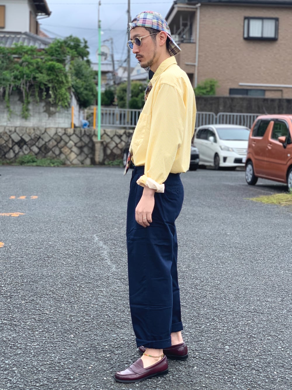 グレー系のTシャツ/カットソー、その他のネクタイ、シルバー系のネクタイピンを着用したメンズの春コーディネートの4枚目の写真