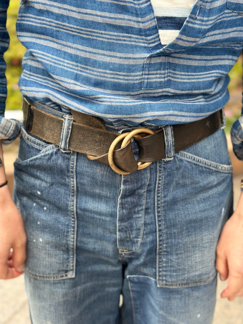 ブルー系のトップス、ブルー系のTシャツ/カットソー、ブルー系のデニムパンツを着用したメンズの夏コーディネートの3枚目の写真