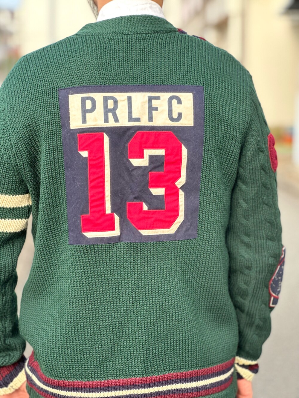 ホワイト系のシャツ/ブラウス、レッド系のネクタイ、グリーン系のカーディガン/ボレロを着用したメンズの秋コーディネートの3枚目の写真