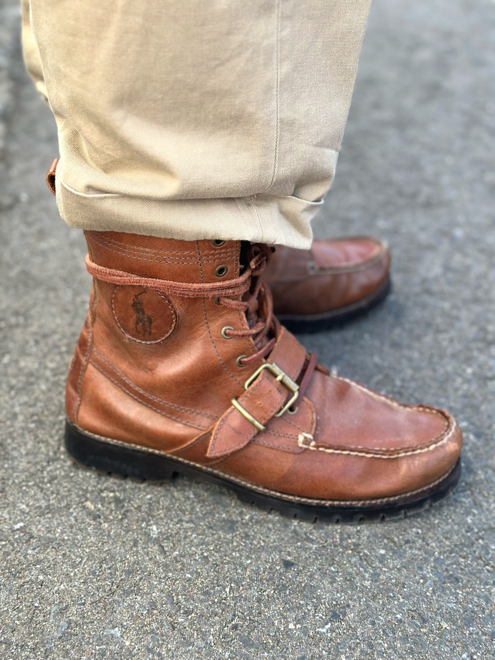 ブルー系のシャツ/ブラウス、イエロー系のパーカー、その他のシャツ/ブラウスを着用したメンズの冬コーディネートの5枚目の写真