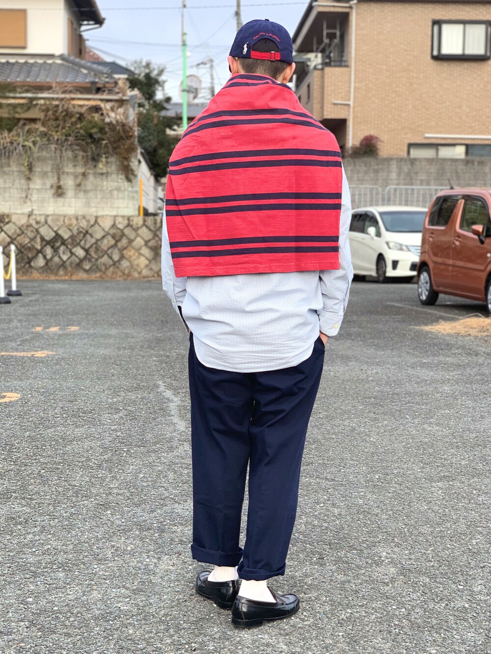 ブルー系のシャツ/ブラウス、レッド系のTシャツ/カットソー、ブルー系のその他パンツを着用したメンズの冬コーディネートの4枚目の写真