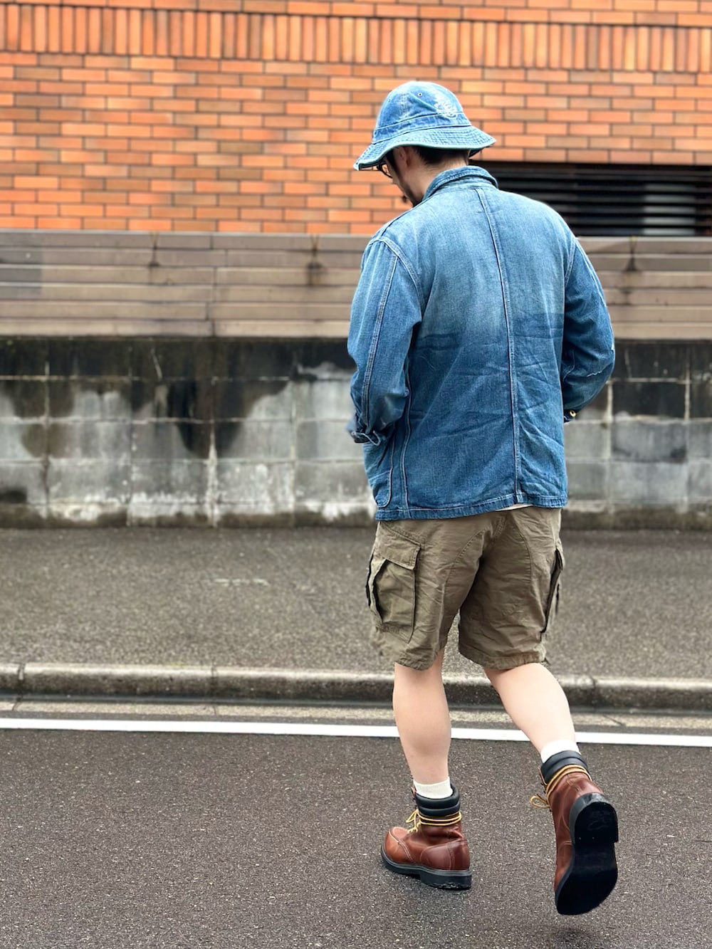ホワイト系のTシャツ/カットソー、ブルー系のデニムジャケット、グリーン系のその他パンツを着用したメンズの夏コーディネートの3枚目の写真