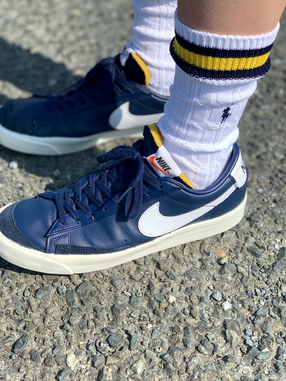 ブルー系のTシャツ/カットソー、ブルー系のデニムパンツ、ブルー系のスニーカーを着用したメンズの春コーディネートの2枚目の写真