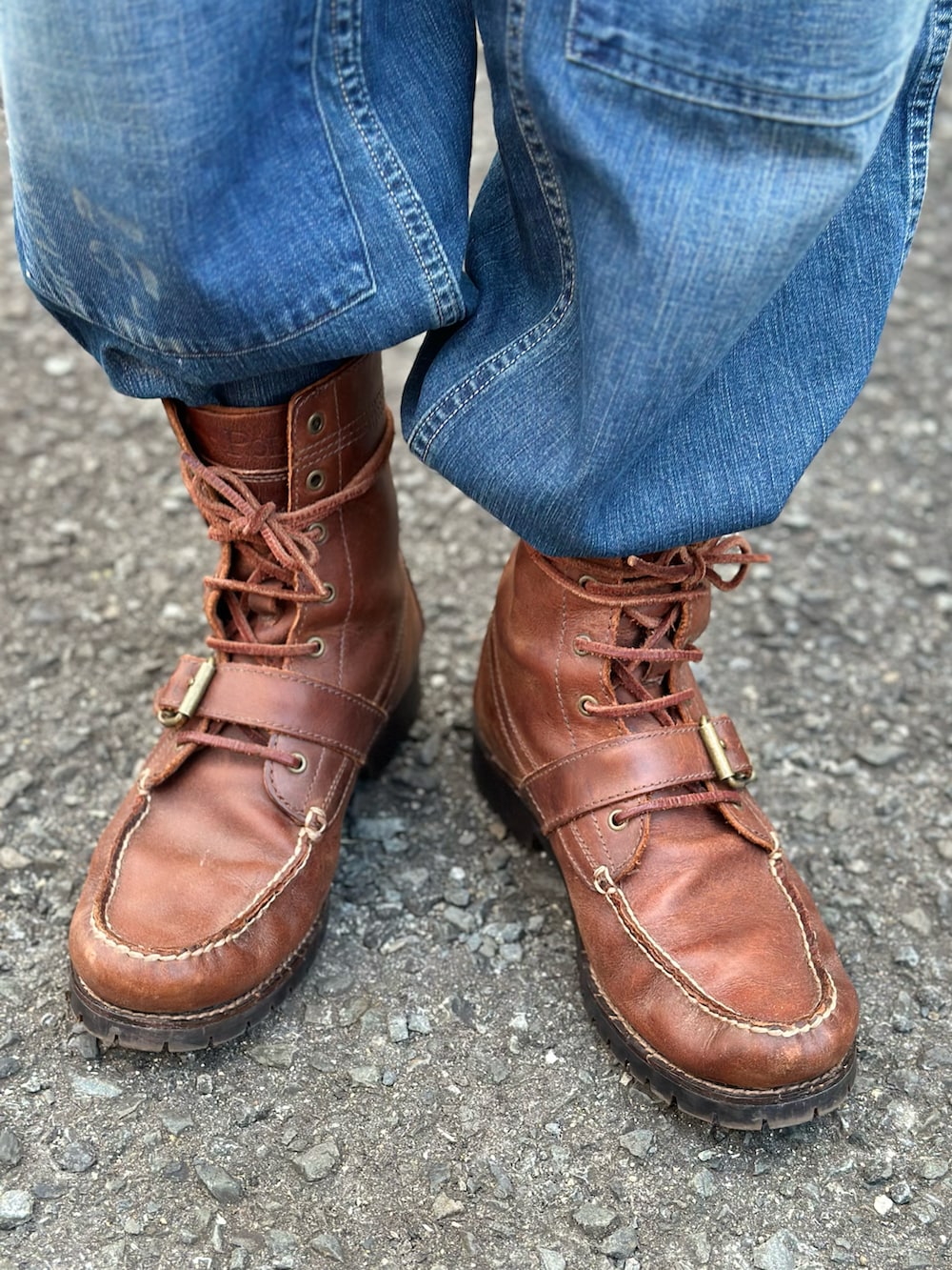 ブルー系のシャツ/ブラウス、ブラウン系のネクタイ、イエロー系のニット/セーターを着用したメンズの冬コーディネートの4枚目の写真