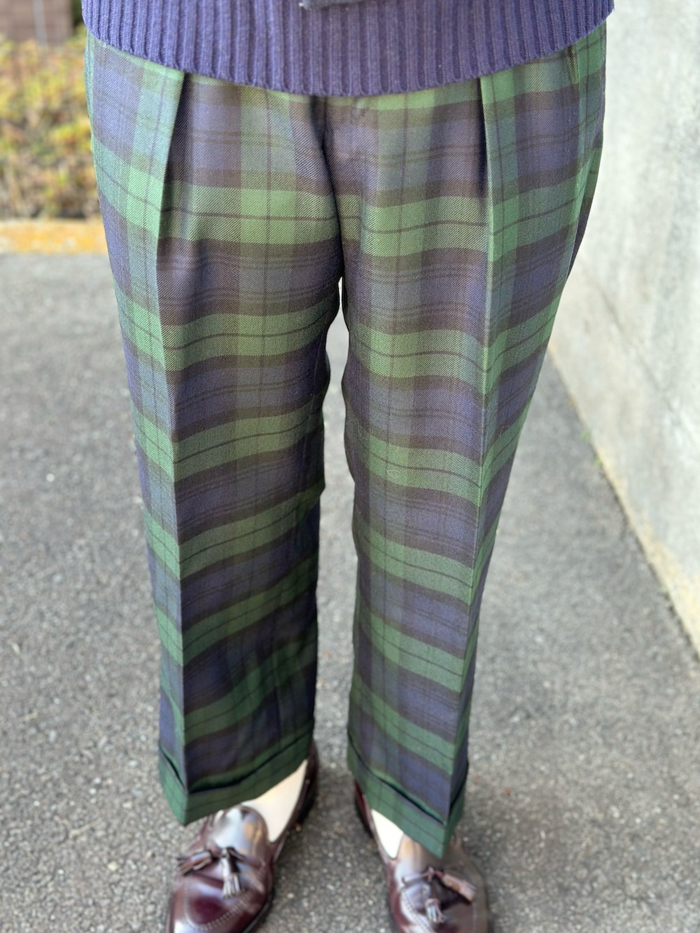 ホワイト系のシャツ/ブラウス、ブルー系のニット/セーター、ブルー系のスタジャンを着用したメンズの冬コーディネートの3枚目の写真