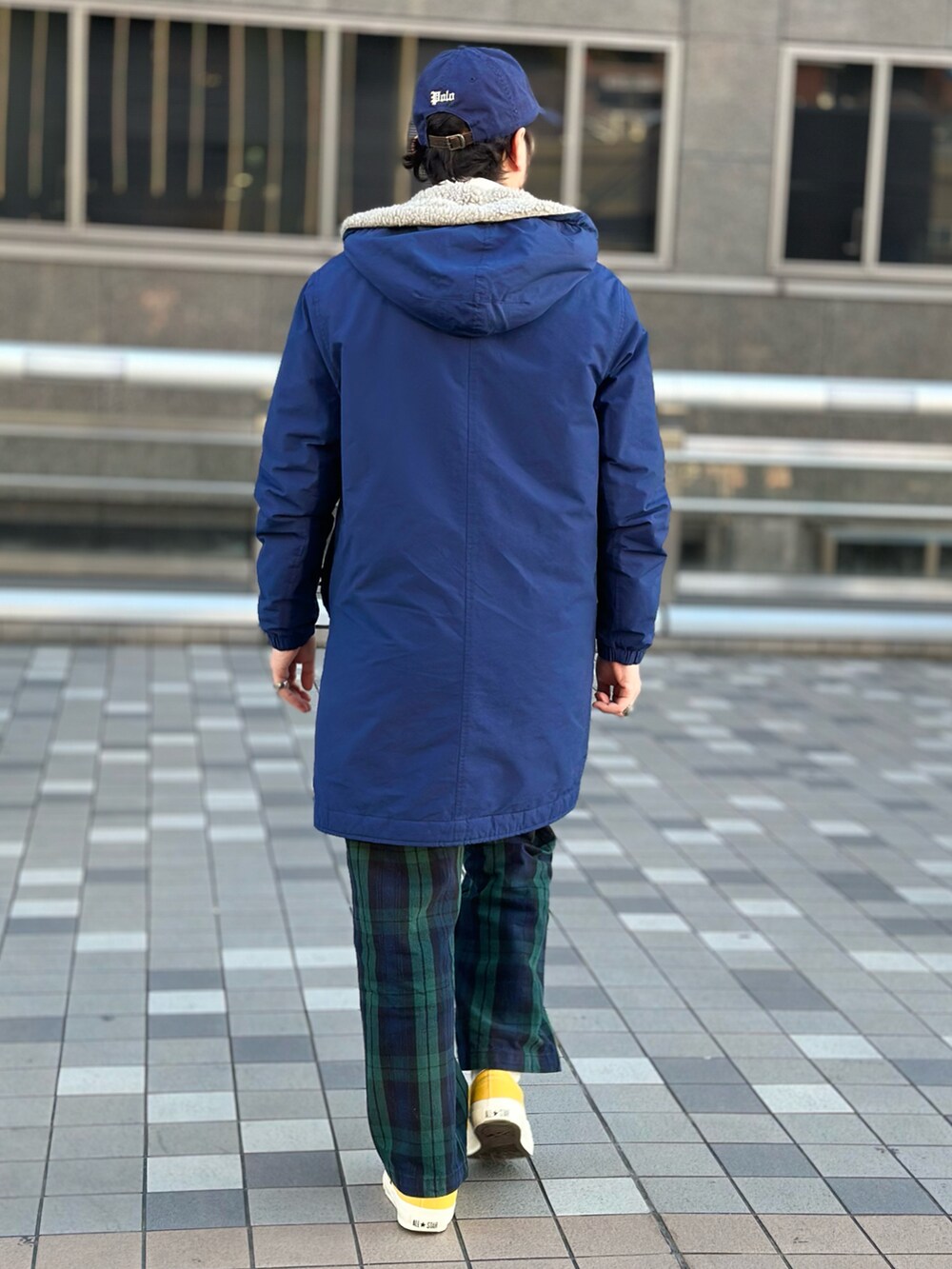 ブルー系のシャツ/ブラウス、ブルー系のネクタイ、ブルー系のポロシャツを着用したメンズの冬コーディネートの4枚目の写真