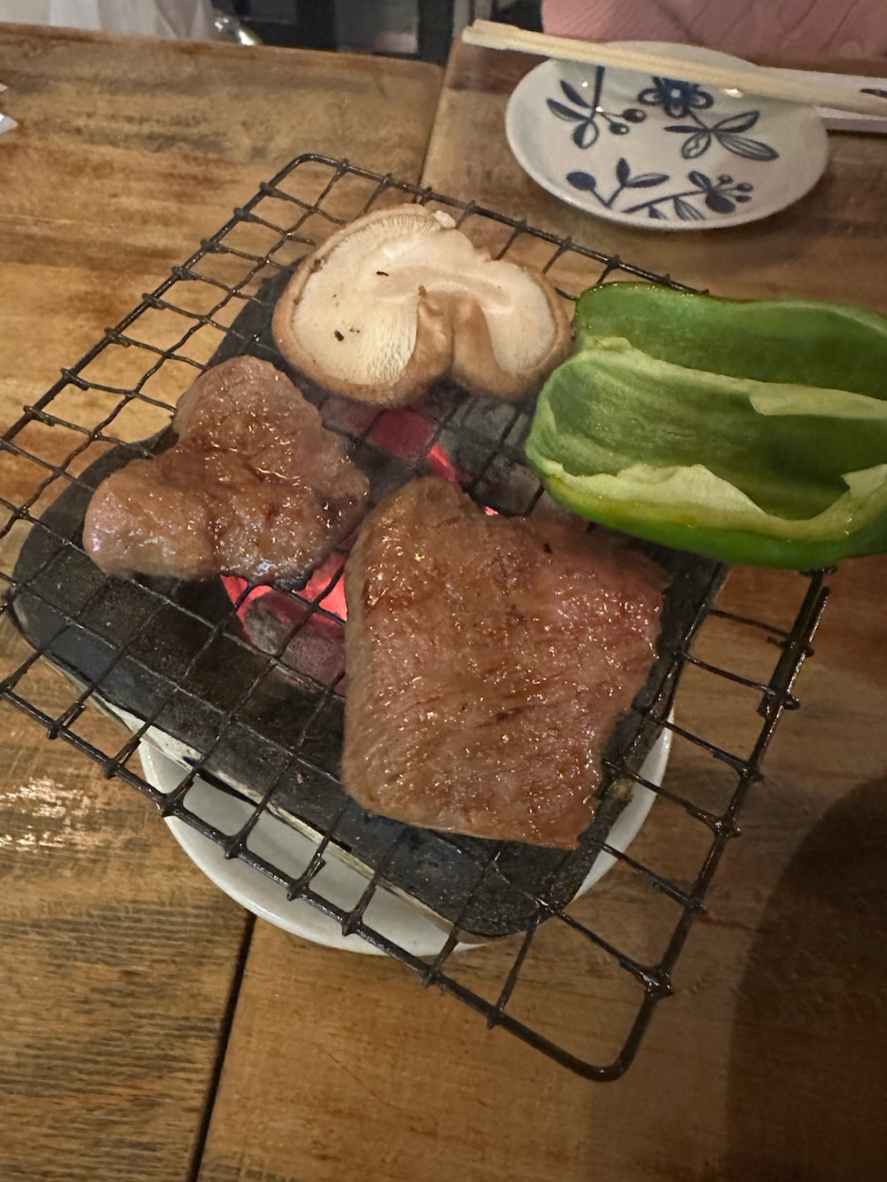 イエロー系のシャツ/ブラウス、グリーン系のナイロンジャケット、ベージュ系のパンツを着用したメンズの夏コーディネートの5枚目の写真