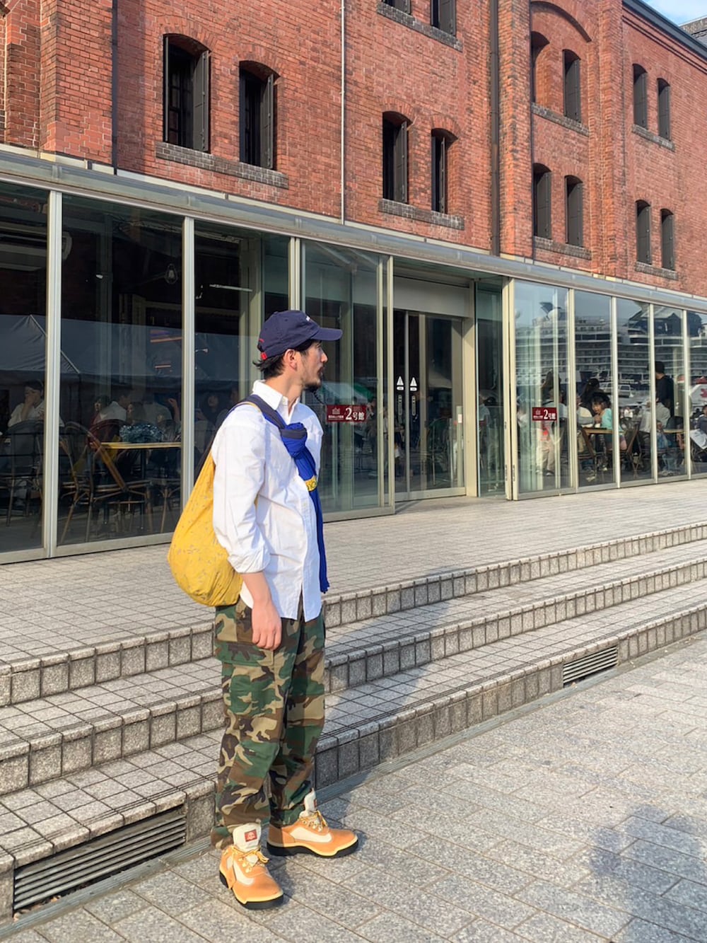 ホワイト系のシャツ/ブラウス、ブルー系のジャケット/アウター、ブラウン系のブーツを着用したメンズの秋コーディネートの3枚目の写真