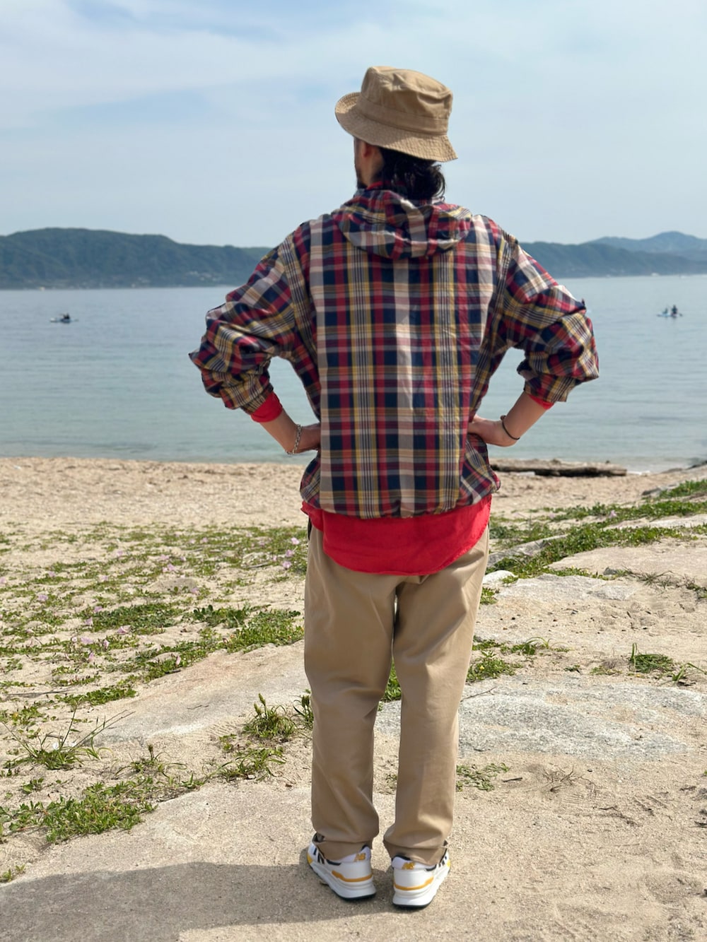 レッド系のシャツ/ブラウス、その他のジャケット/アウター、ベージュ系のパンツを着用したメンズの春コーディネートの4枚目の写真