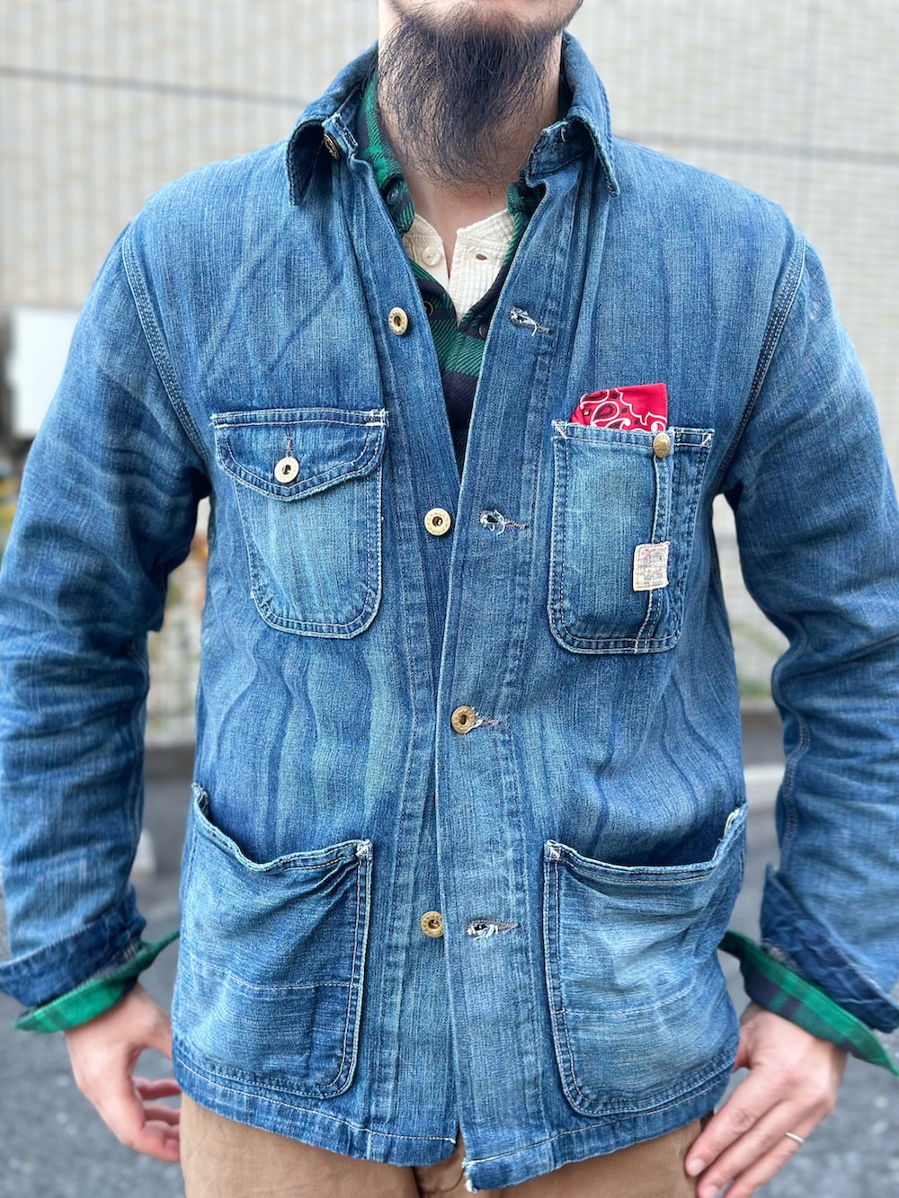 ホワイト系のTシャツ/カットソー、その他のシャツ/ブラウス、ブルー系のデニムジャケットを着用したメンズの秋コーディネートの5枚目の写真