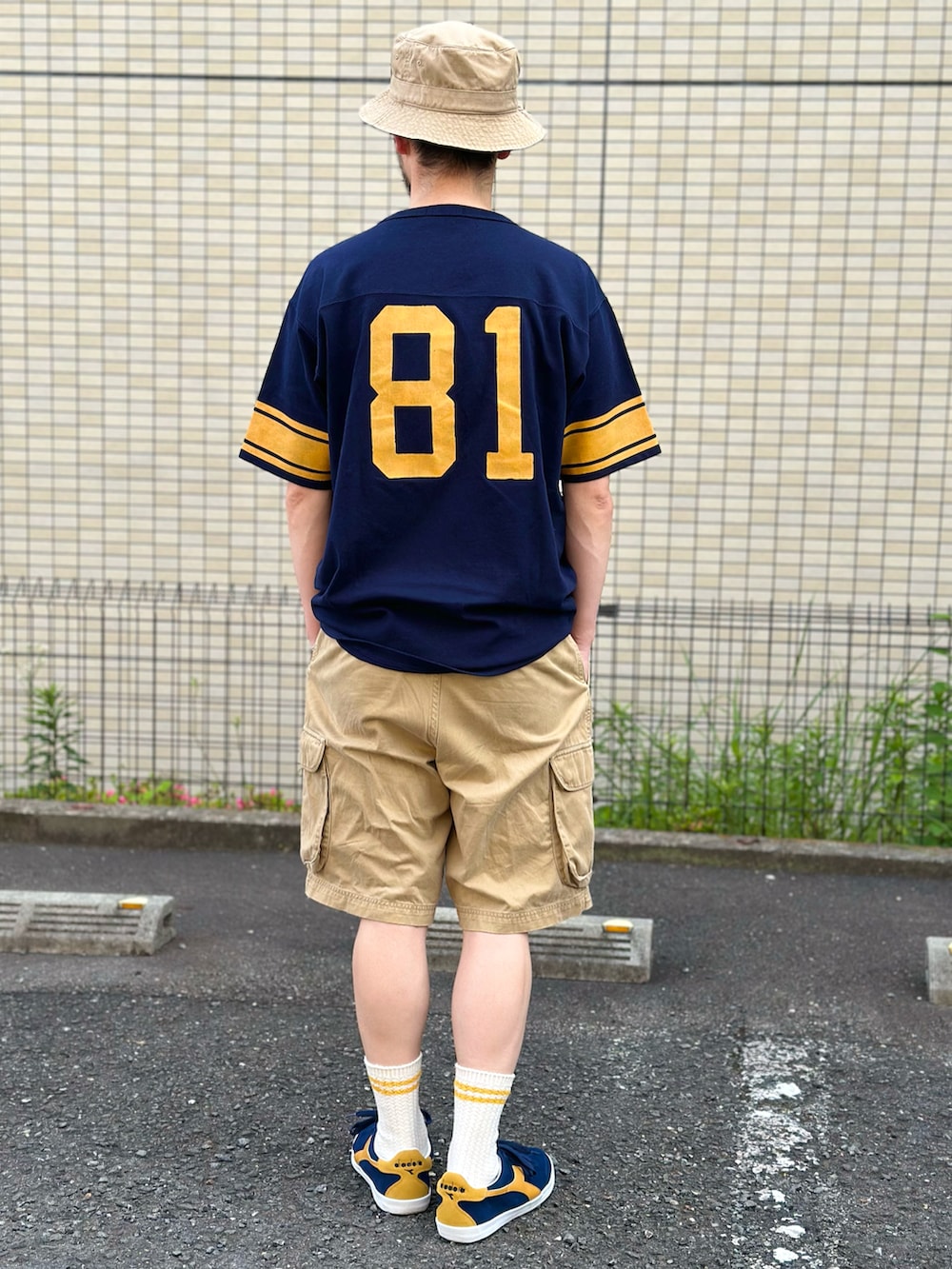 ブルー系のTシャツ/カットソー、ベージュ系のその他パンツ、ブルー系のスニーカーを着用したメンズの夏コーディネートの3枚目の写真