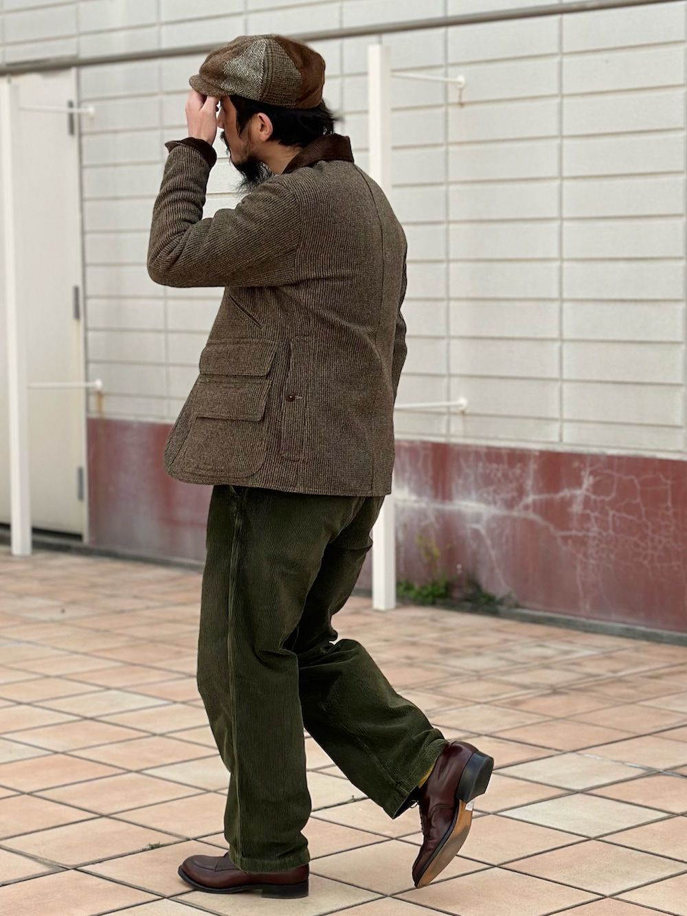 ブルー系のシャツ/ブラウス、イエロー系のニット/セーター、その他のその他アウターを着用したメンズの冬コーディネートの2枚目の写真