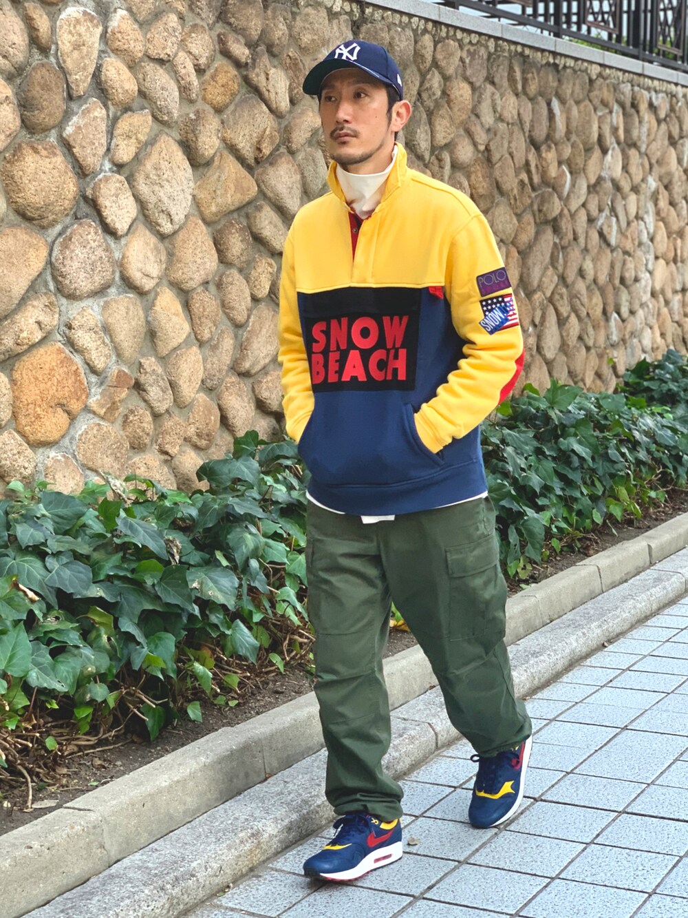 その他のトップス、ホワイト系のTシャツ/カットソー、グリーン系のその他パンツを着用したメンズの秋コーディネートの4枚目の写真