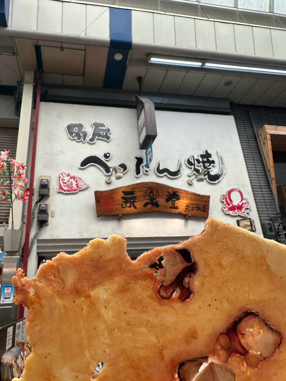 レッド系のシャツ/ブラウス、その他のジャケット/アウター、ベージュ系のパンツを着用したメンズの春コーディネートの5枚目の写真