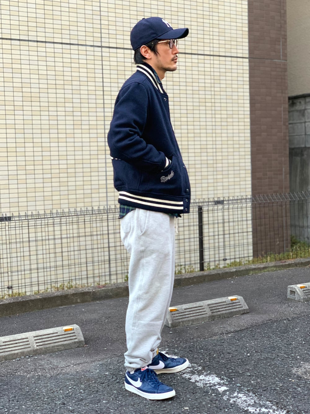 グリーン系のシャツ/ブラウス、グレー系のスウェットパンツ、ブルー系のスニーカーを着用したメンズの冬コーディネートの3枚目の写真