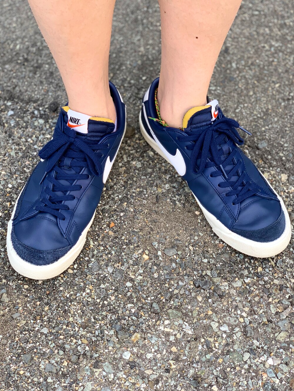 ブルー系のシャツ/ブラウス、ブルー系のジャケット/アウター、ホワイト系のチノパンツを着用したメンズの春コーディネートの5枚目の写真