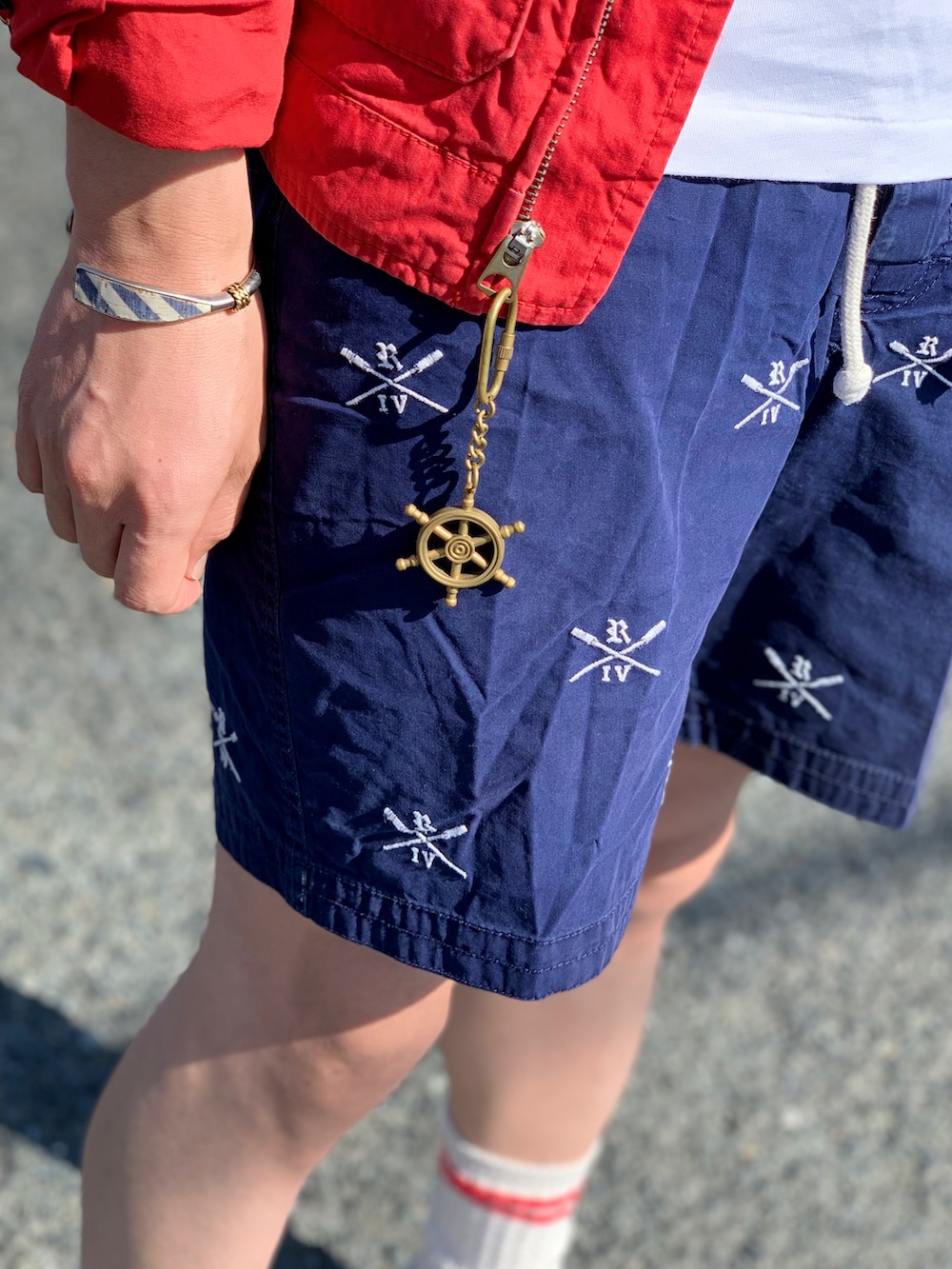 ホワイト系のTシャツ/カットソー、レッド系のブルゾン、ブルー系のパンツを着用したメンズの春コーディネートの2枚目の写真