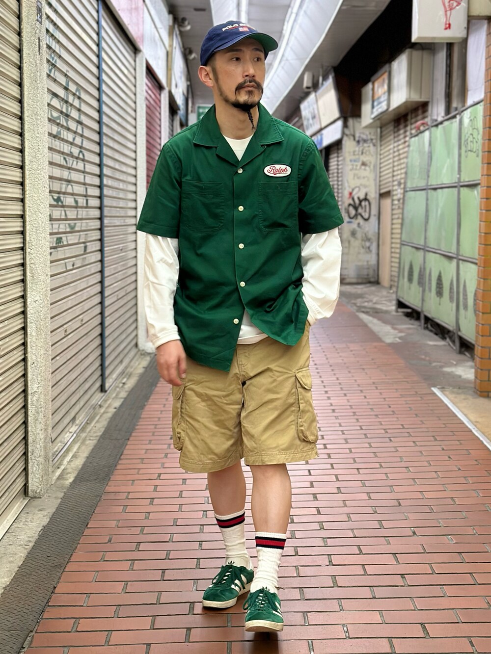 ホワイト系のTシャツ/カットソー、グリーン系のシャツ/ブラウス、ベージュ系のその他パンツを着用したメンズの春コーディネートの3枚目の写真