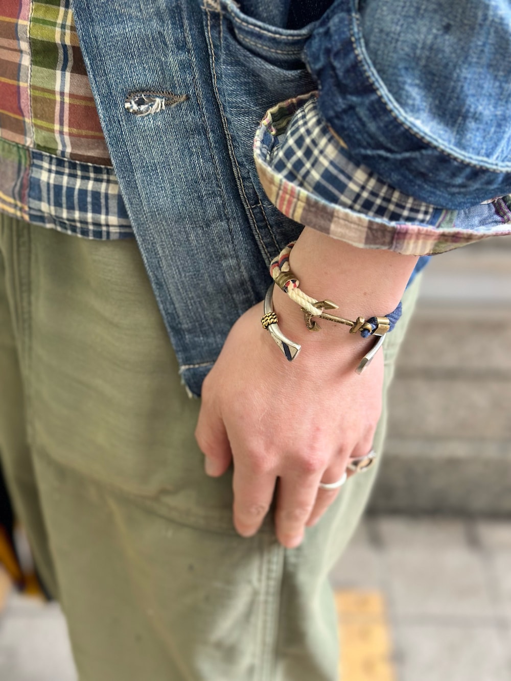 ブルー系のTシャツ/カットソー、シルバー系のネクタイ、その他のシャツ/ブラウスを着用したメンズの春コーディネートの5枚目の写真