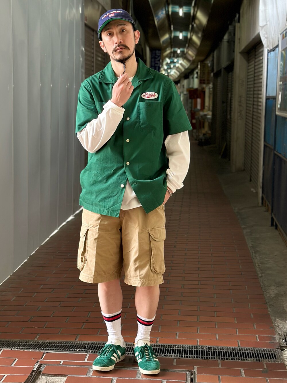 ホワイト系のTシャツ/カットソー、グリーン系のシャツ/ブラウス、ベージュ系のその他パンツを着用したメンズの春コーディネートの2枚目の写真