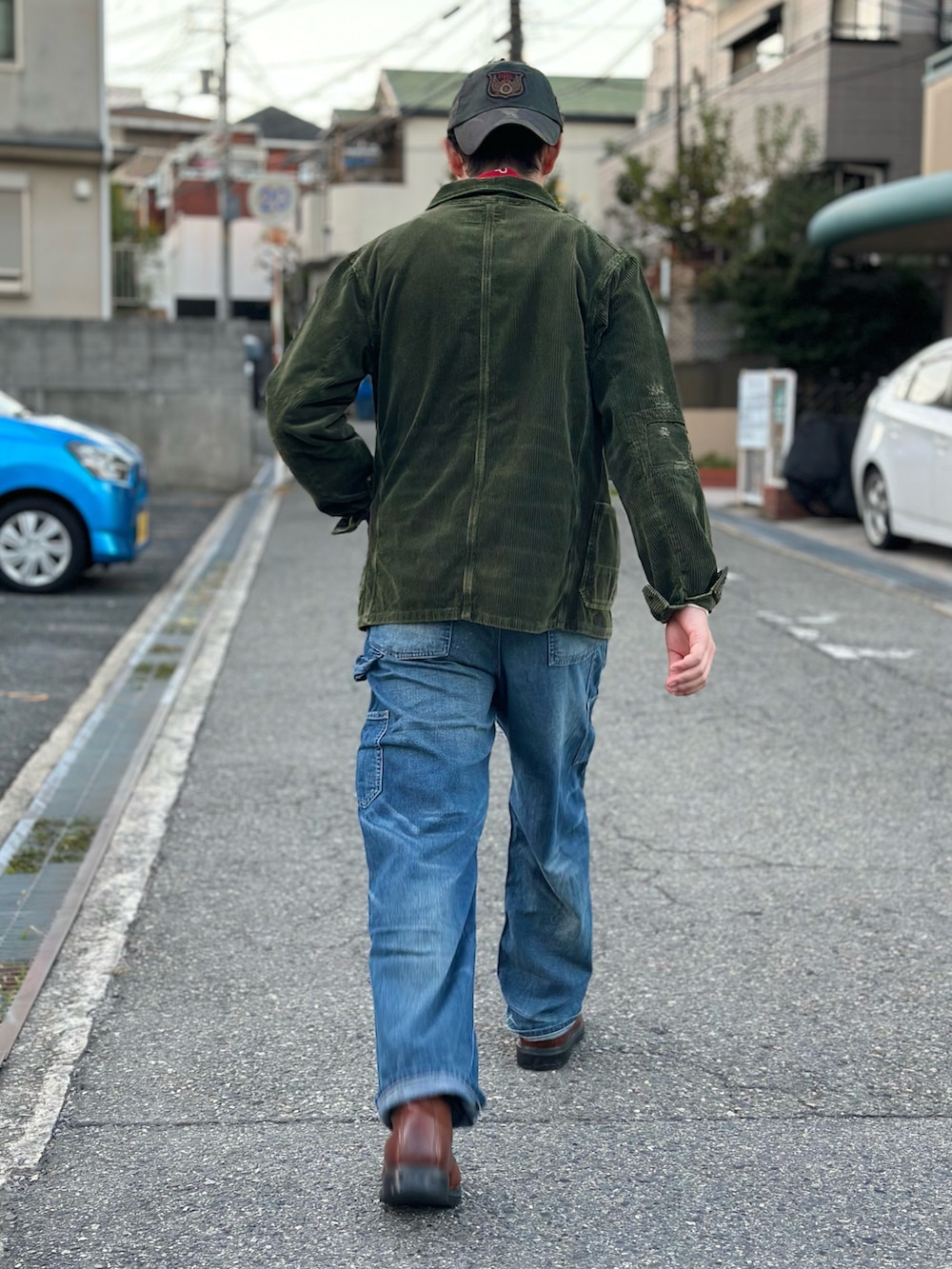 ホワイト系のTシャツ/カットソー、グリーン系のその他アウター、ブルー系のサロペット/オーバーオールを着用したメンズの秋コーディネートの3枚目の写真