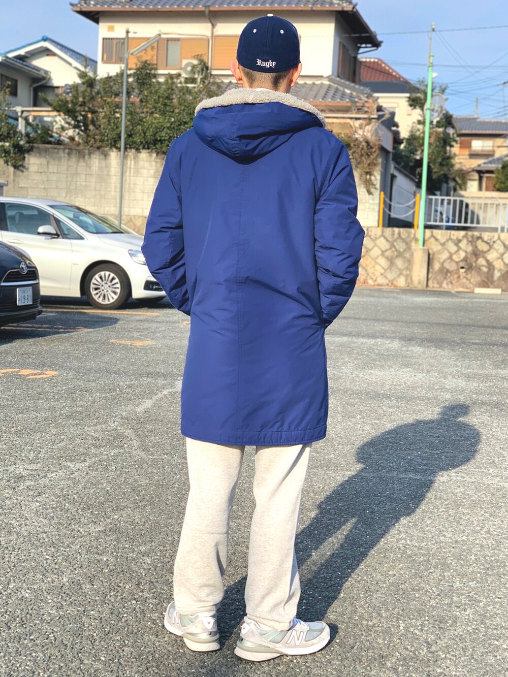 ホワイト系のシャツ/ブラウス、イエロー系のネクタイ、グレー系のパンツを着用したメンズの冬コーディネートの3枚目の写真