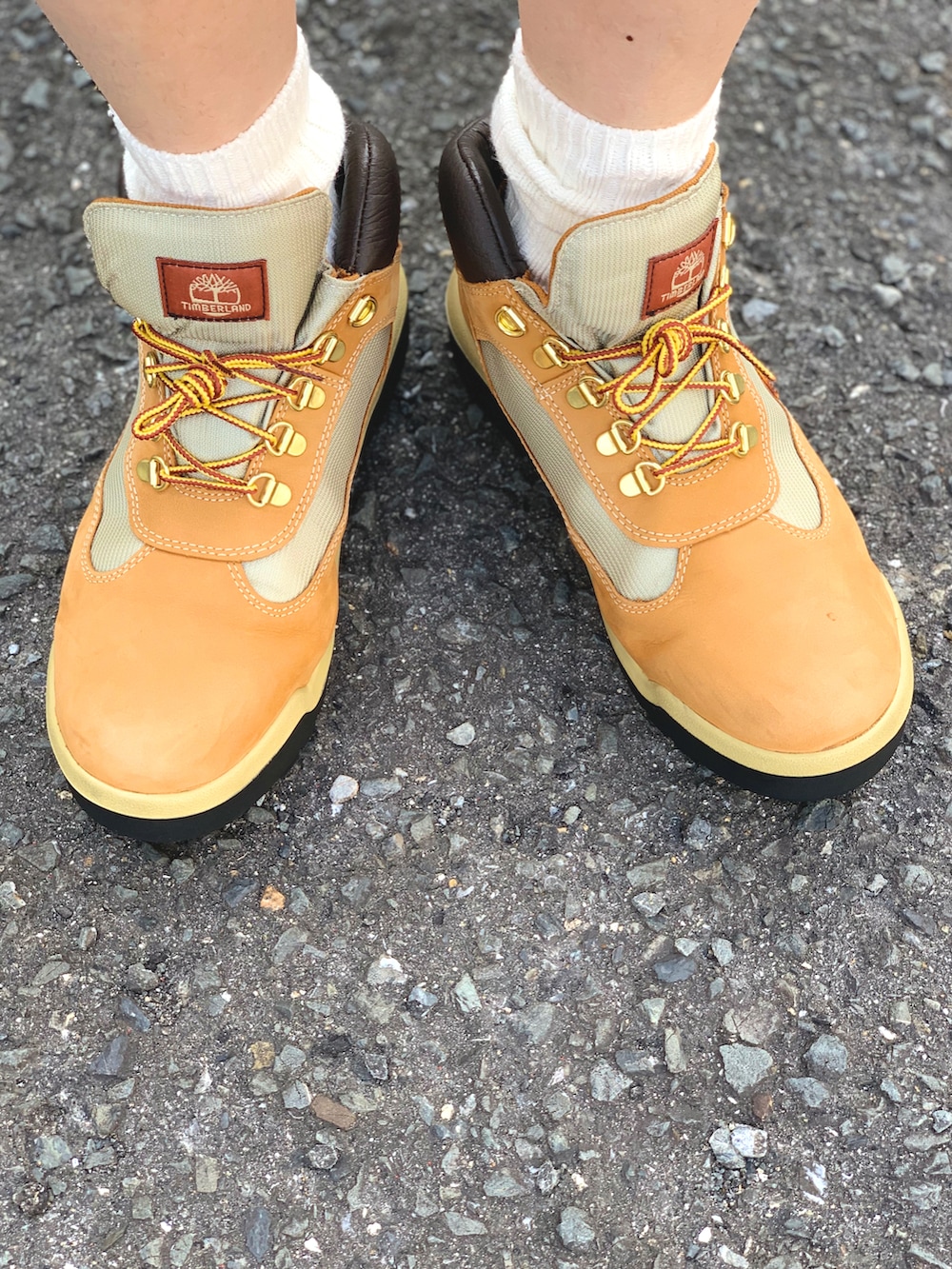 ホワイト系のシャツ/ブラウス、グリーン系のシャツ/ブラウス、ベージュ系のその他パンツを着用したメンズの春コーディネートの4枚目の写真