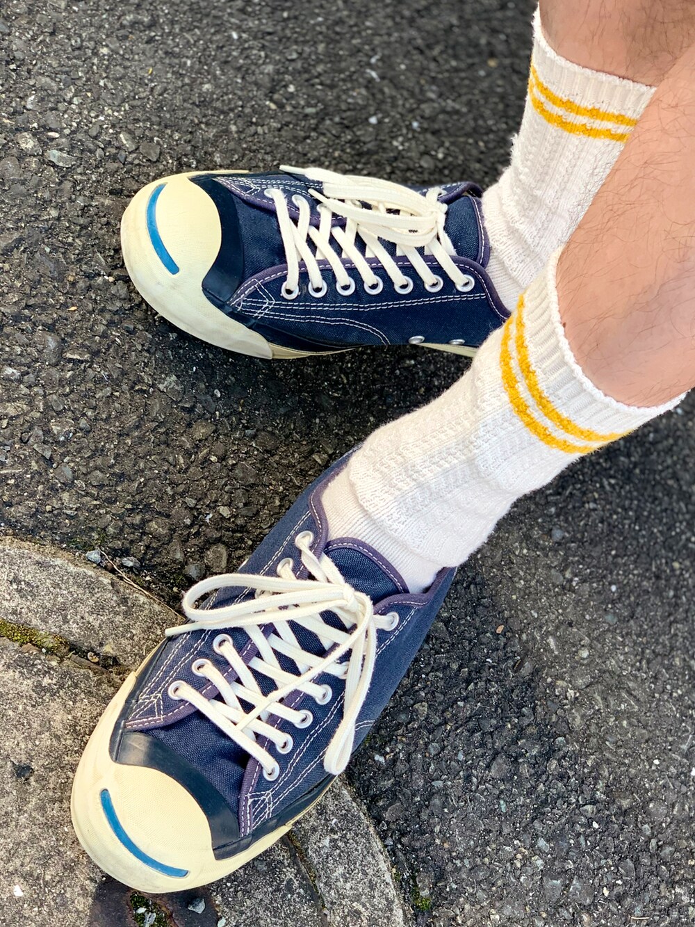 イエロー系のTシャツ/カットソー、ホワイト系のブルゾン、グレー系のパンツを着用したメンズの春コーディネートの4枚目の写真