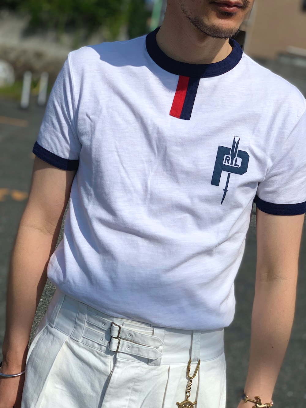 ホワイト系のTシャツ/カットソー、ホワイト系のチノパンツ、ホワイト系のスニーカーを着用したメンズの夏コーディネートの4枚目の写真