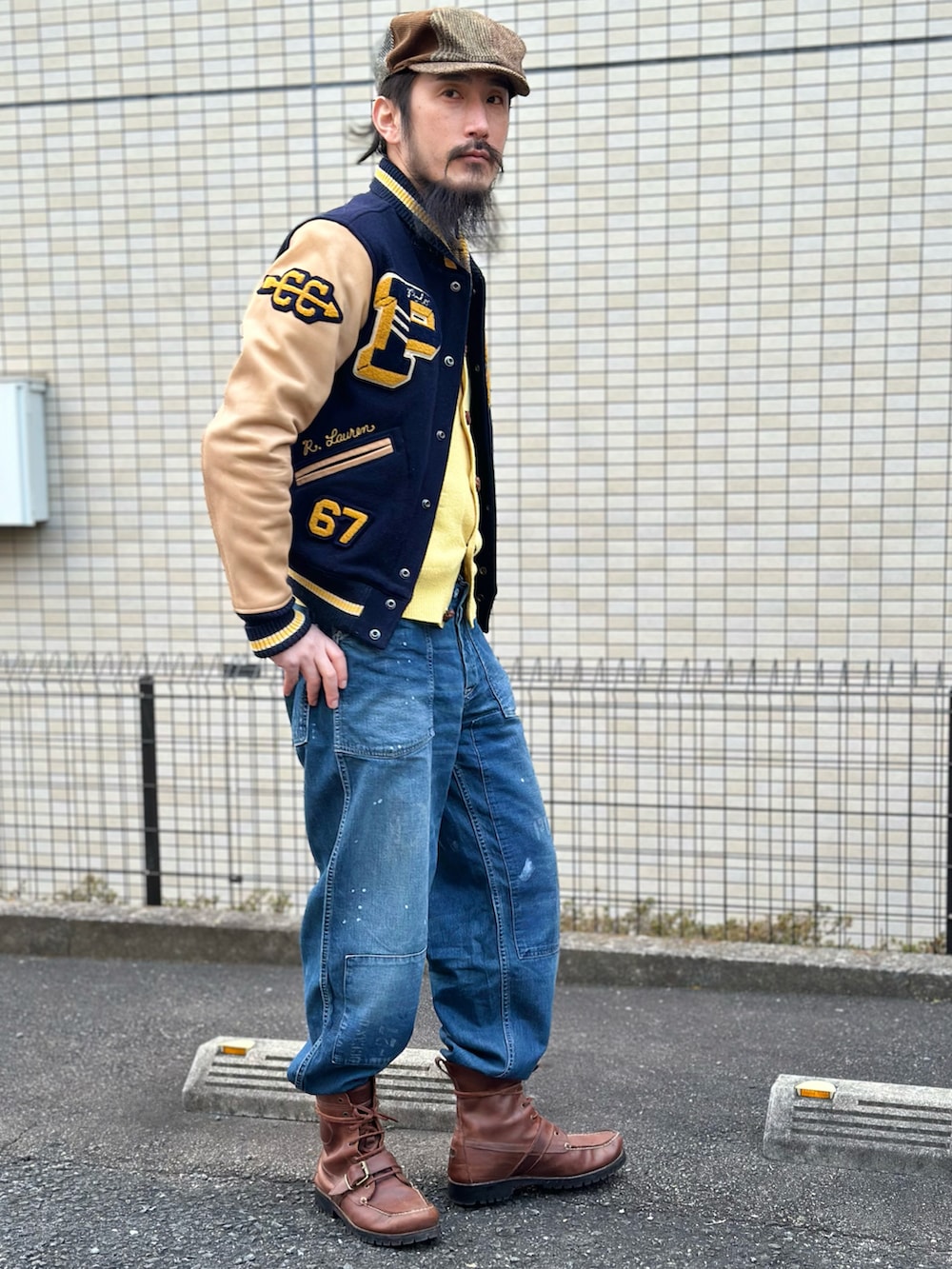 ブルー系のシャツ/ブラウス、ブラウン系のネクタイ、イエロー系のニット/セーターを着用したメンズの冬コーディネートの2枚目の写真