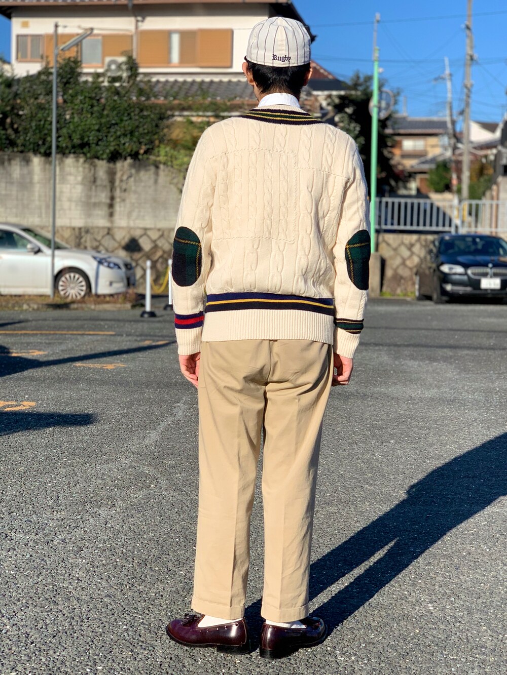 ブルー系のシャツ/ブラウス、イエロー系のネクタイ、ホワイト系のニット/セーターを着用したメンズの冬コーディネートの4枚目の写真