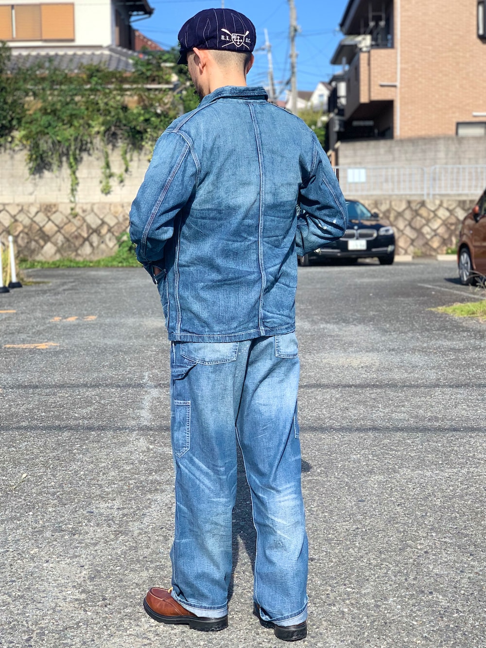 ホワイト系のTシャツ/カットソー、ブルー系のデニムジャケット、ブルー系のサロペット/オーバーオールを着用したメンズの秋コーディネートの2枚目の写真