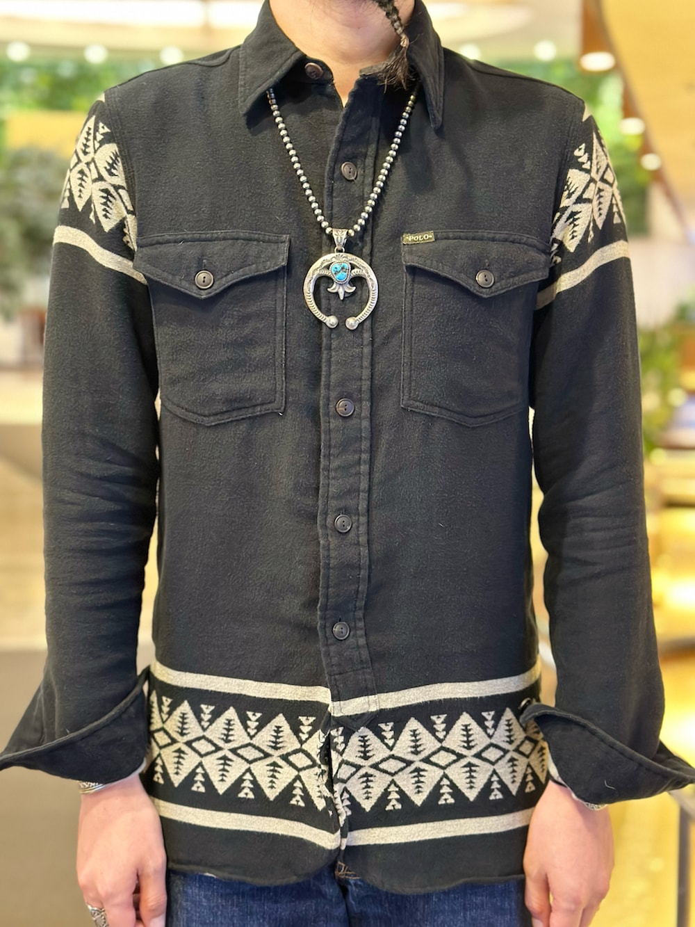 ブラック系のシャツ/ブラウス、ブルー系のデニムパンツ、ブラック系のブーツを着用したメンズの秋コーディネートの3枚目の写真