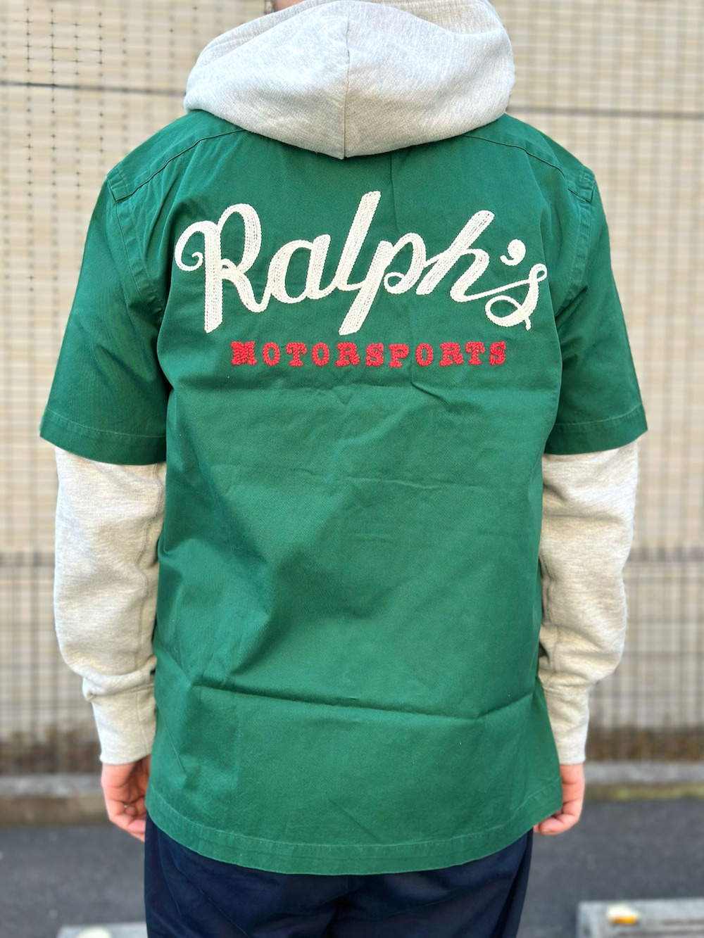 グレー系のパーカー、グリーン系のシャツ/ブラウス、ブルー系のその他パンツを着用したメンズの冬コーディネートの3枚目の写真