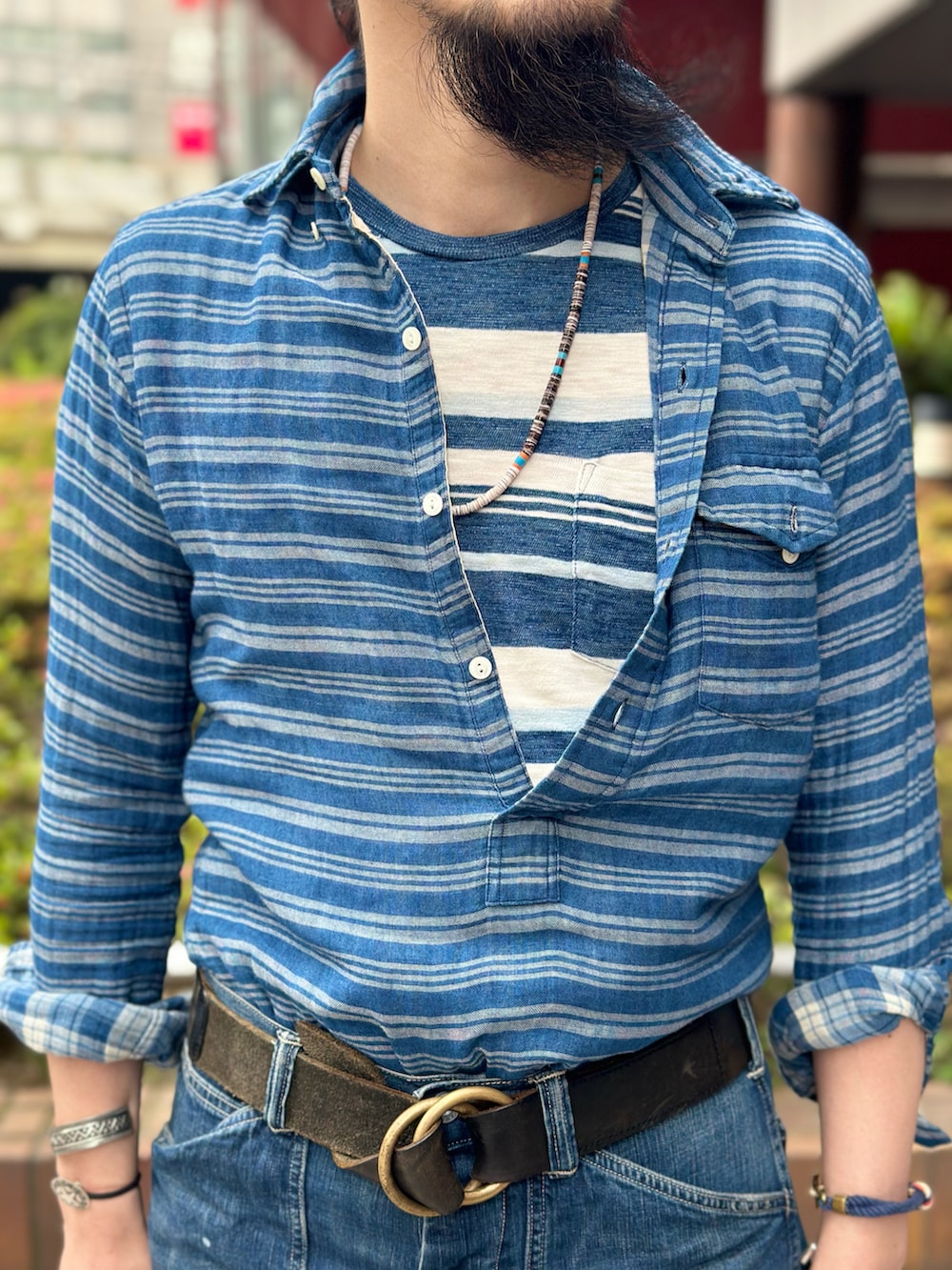 ブルー系のトップス、ブルー系のTシャツ/カットソー、ブルー系のデニムパンツを着用したメンズの夏コーディネートの2枚目の写真