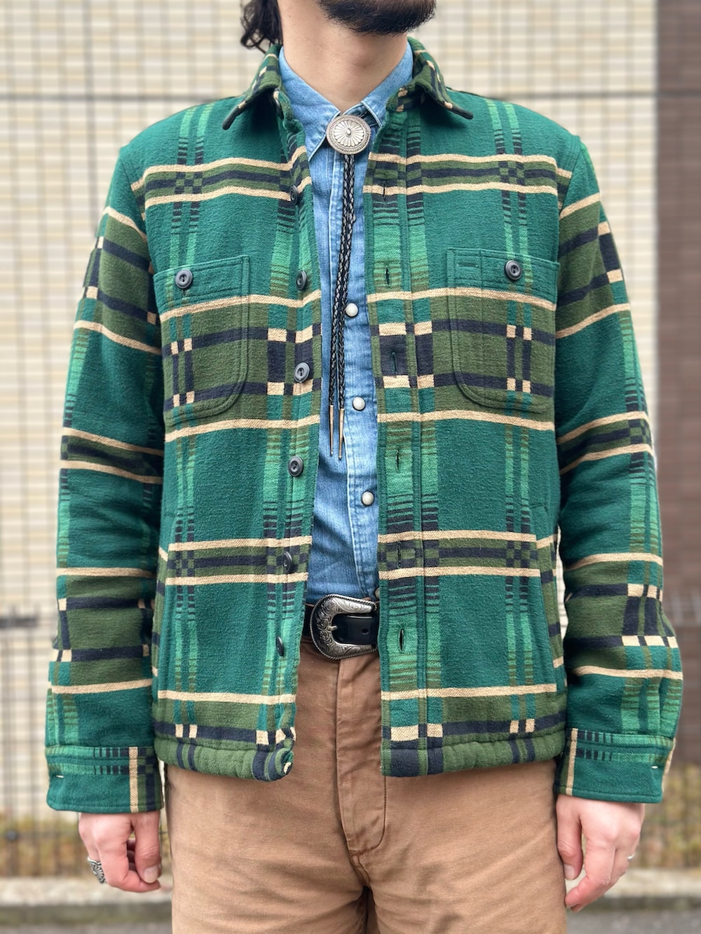 ブルー系のシャツ/ブラウス、グリーン系のシャツ/ブラウス、ブラウン系のその他パンツを着用したメンズの春コーディネートの5枚目の写真