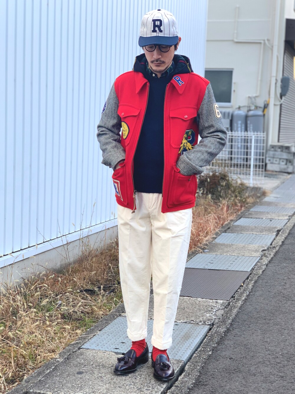 グリーン系のシャツ/ブラウス、ブルー系のニット/セーター、レッド系のジャケット/アウターを着用したメンズの冬コーディネートの2枚目の写真